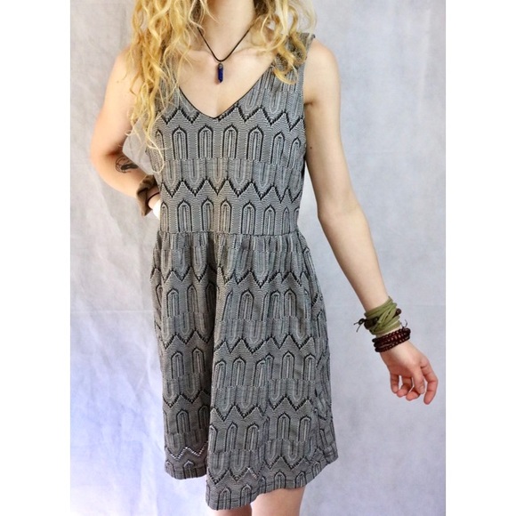 LIKE NEW Lucky Brand Gray Black White V Neck Dress - Picture 2 of 7